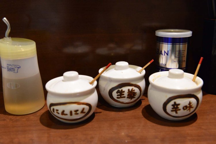 卓上のコショウやニンニク、ショウガのほか、ペースト状にした唐辛子で味変を楽しみたい。