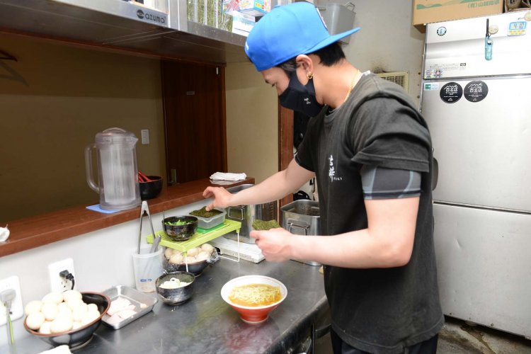 「通い続けれていただければ何かいいことがあるかも……」と店主の小泉裕太さん。