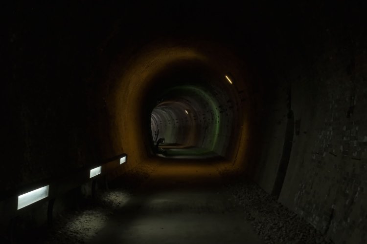 第一トンネル内部。足元を照らす照明のフォルムが第三軌条を連想させる。
