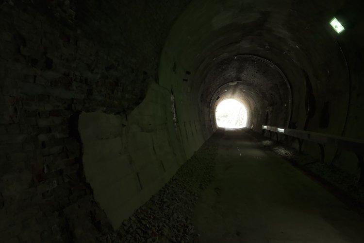 壁面はところどころ補修されたあとが残っている。