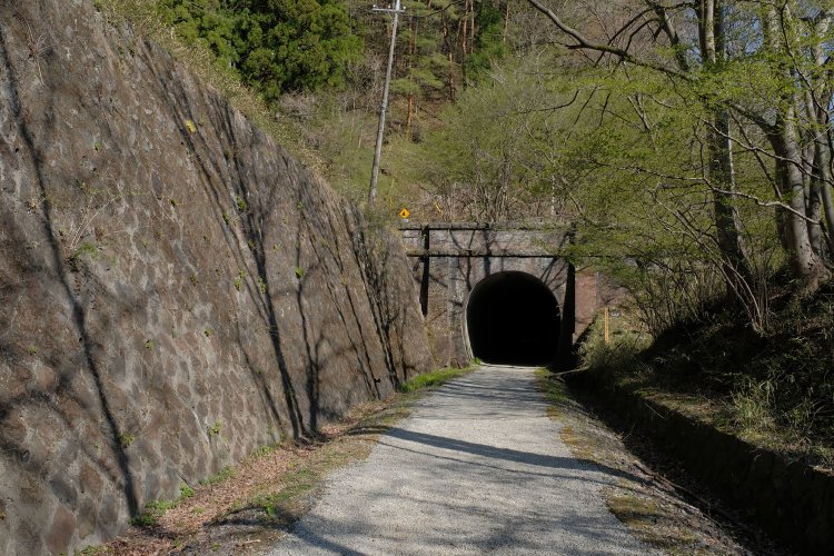 第一トンネルを出て振り返る。トンネル上はすぐ旧国道18号の道路が迫っている。ここも埋められていたような気がするが、記憶が曖昧だ。