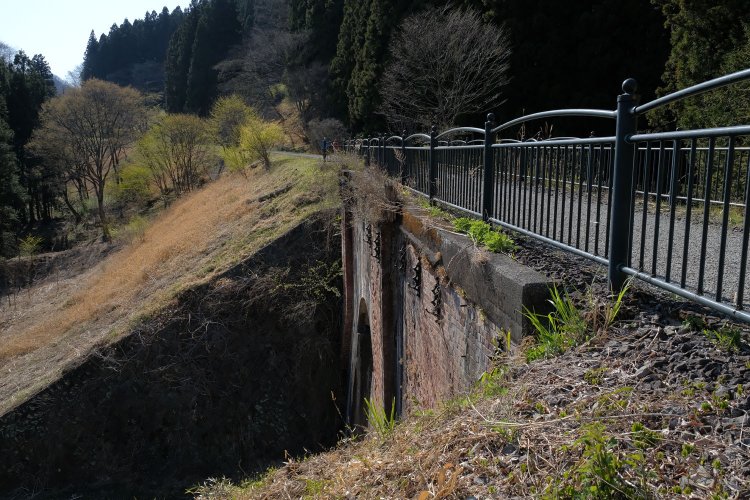 碓氷第２橋梁。がっしりとしたレンガ造りの橋梁で、両サイドはこれまた立派な築堤が聳える。いまは整備されて簡単にアクセスできるが、放置されていたときは近づくのも大変だった。