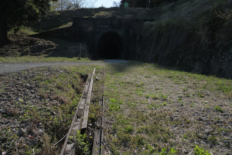 第2トンネルと、手前で放置されていたレール。大きさから推測するに37kgレールかと思われる。実際に使われていたのだろうか。