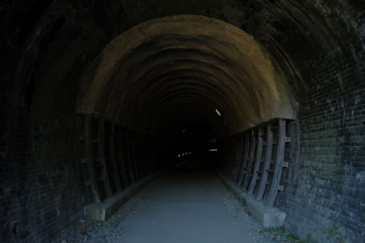 第2トンネル内部は補強されている。基礎のコンクリートの新しさから、アプトの道として整備する際に補強したものと思われる。