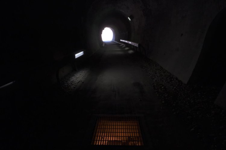 第2トンネル内部の地面は照明で照らされているところがあった。説明板はなかったが、溝のようなものが見えたので排水設備かもしれない。