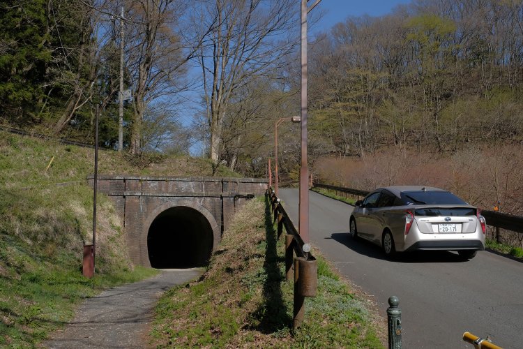 第2トンネルの軽井沢方。脇の道路は人造湖「碓氷湖」へ至る。このトンネルは半分埋められていた。下の写真と見比べてほしい。