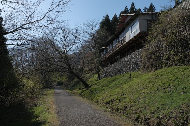 第2トンネルの先も延々と続く上り勾配。この坂道を、ラックレールと歯車を噛み合わせた機関車が登り下りしていた。信越本線という幹線は、大変な道のりを越えていたのだと実感する。