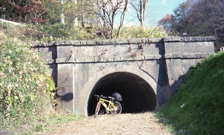 これが埋められていたときのもの。1996年10月17日撮影。よせばいいのに、自転車で碓氷峠を登ってみたときの記念写真だ。案の定、熊の平でギブアップして下りることとなる。