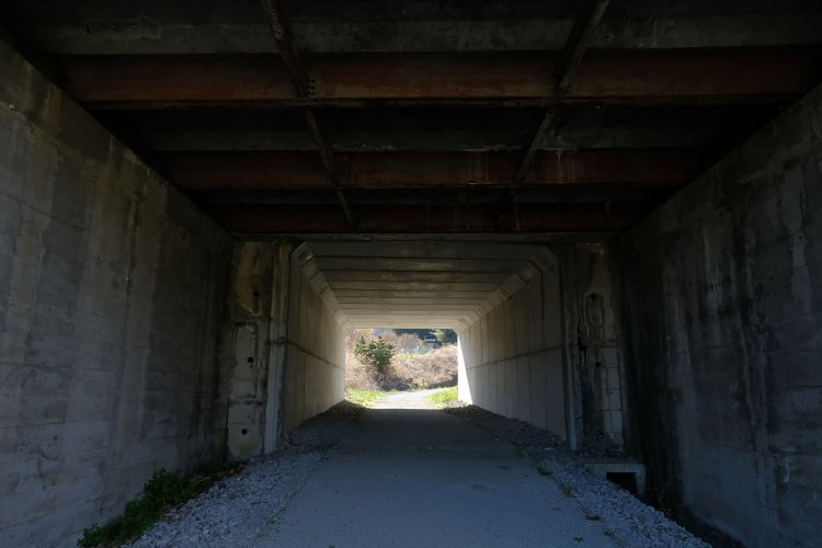 旧国道18号線の跨線橋内部。旧線が現役の頃からあったはずだ。部分的に改修されている。