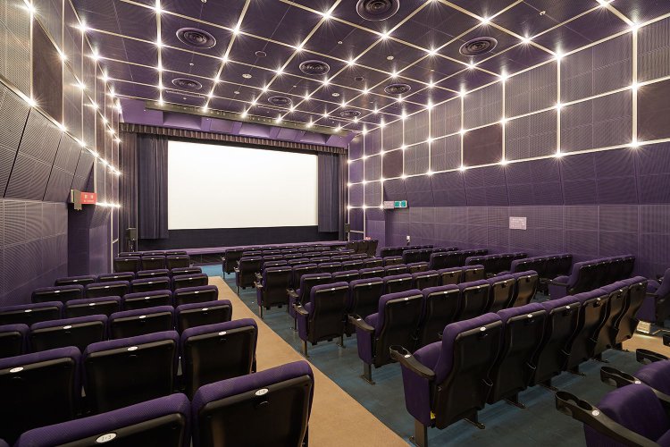 3館のうち2館は通常のロードショウを上映するが、1館は「名画座2本立て」を上映。過去の名画2作品を、週替りのテーマに沿って上映する。（写真提供＝キネカ大森）