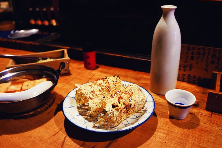 熱燗正1合700円とたたみいわし780円。