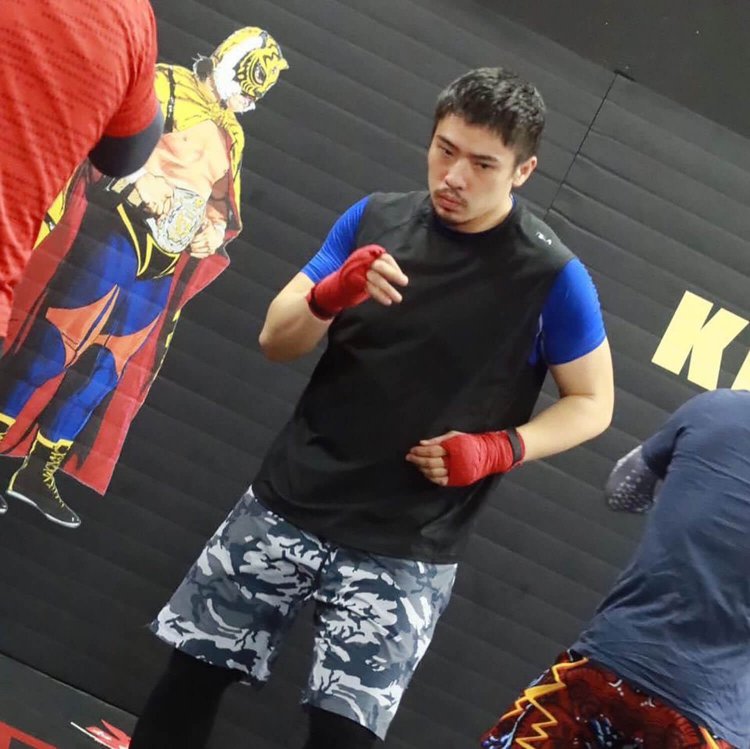 初代タイガーマスク・佐山サトル氏の総合格闘技道場『佐山道場』広報、また父である佐山サトル氏の代理人を務める。現在は佐山道場の弟子として格闘技を習得中。