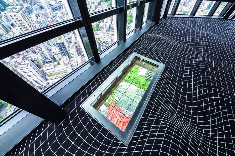 145ｍから眼下をのぞくスカイウォークウィンドウ。写真提供＝（C）TOKYO TOWER。