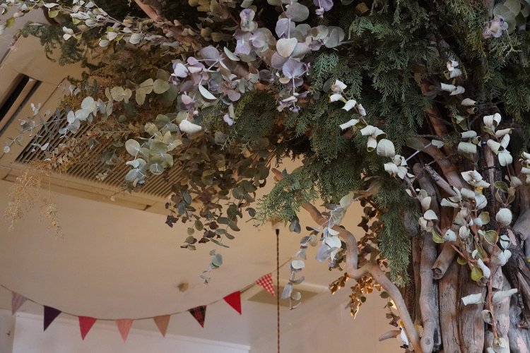 流木を組み立てて土台を作り、ドライフラワーを飾ったシンボルツリー。