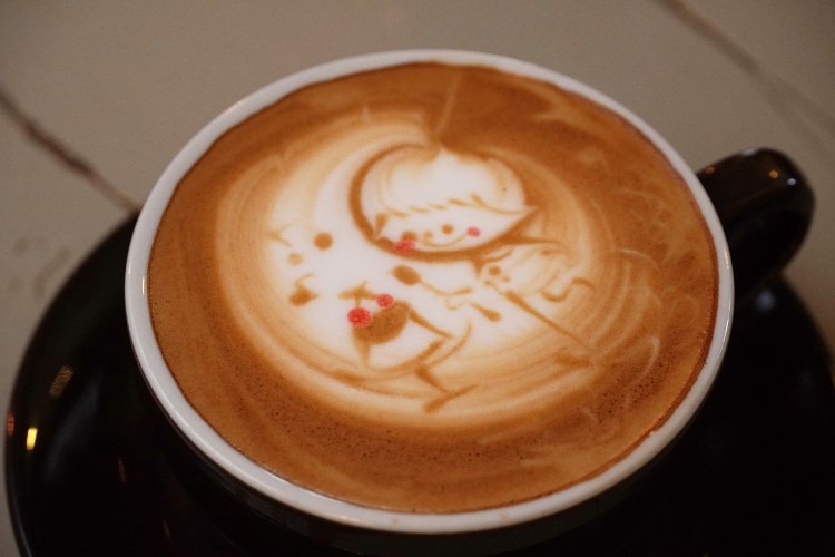 かわいらしいラテアートのカフェラテ550円。