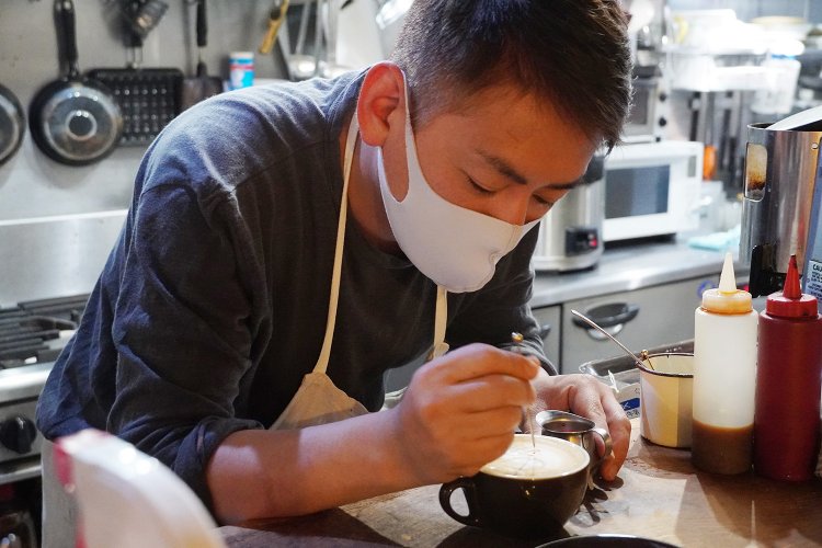 器用にラテアートを描く、店長の上田さん。