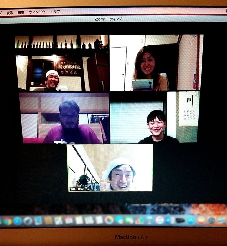 蔵元たちに混じり、会津若松の酒販店『会津酒楽館 渡辺宗太郎商店』の店主である、渡辺宗太郎さん（左上）も参加しました。