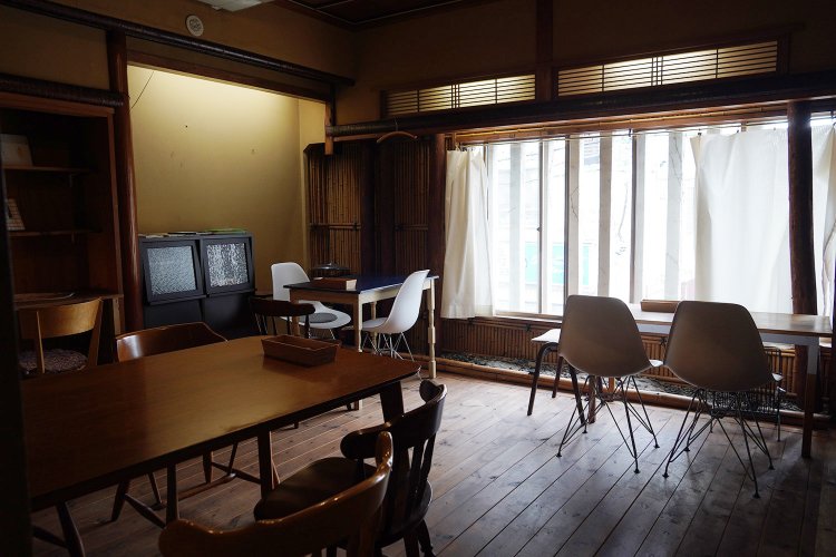 もとは畳だった部屋を改装。風の抜ける気持ちのいい空間だ。