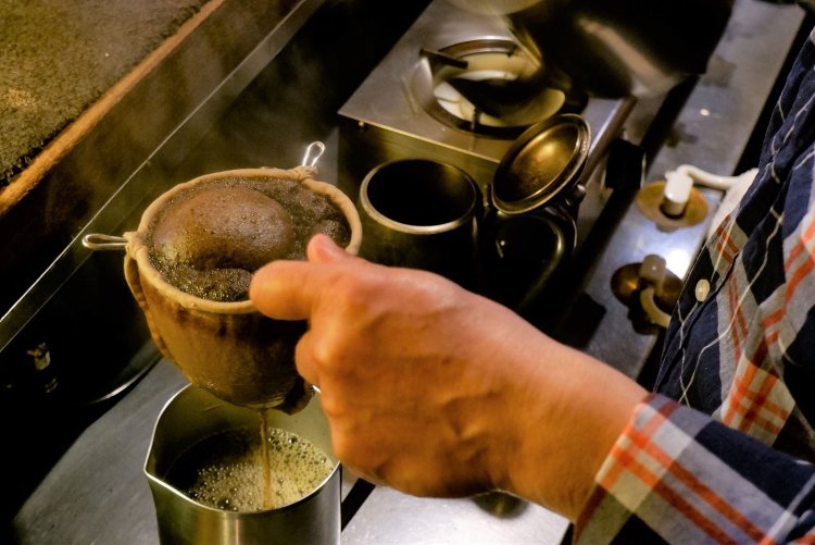 丁寧にネルドリップされるコーヒー。