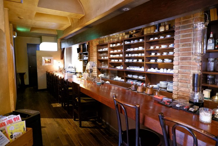 カウンター席では喫煙も可。