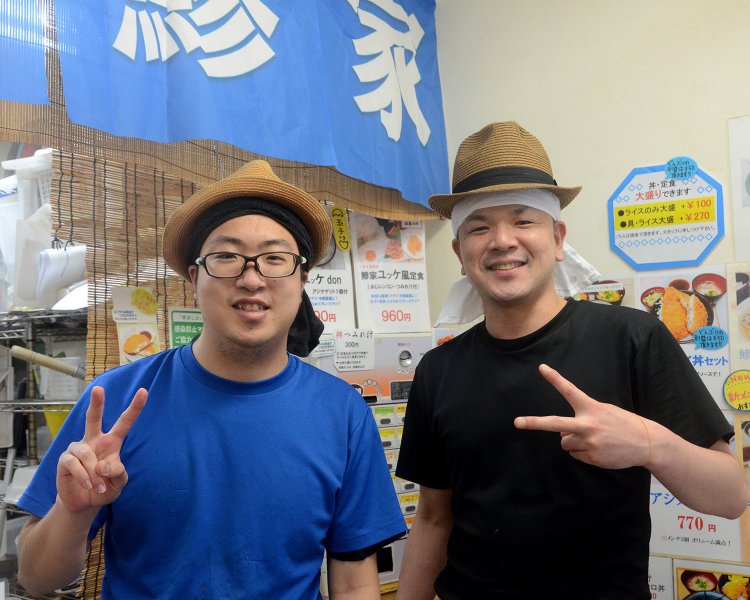 取材に答えてくれたのは店長を務める中西大祐さん（右）。スタッフとの和気あいあいとした掛け合いをはじめ、店内はアットホームな雰囲気に。