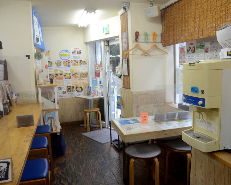 店内にはカウンター席とテーブル席が4卓ほど。ランチ時になるとあっという間に満席になるほどの人気を誇る。