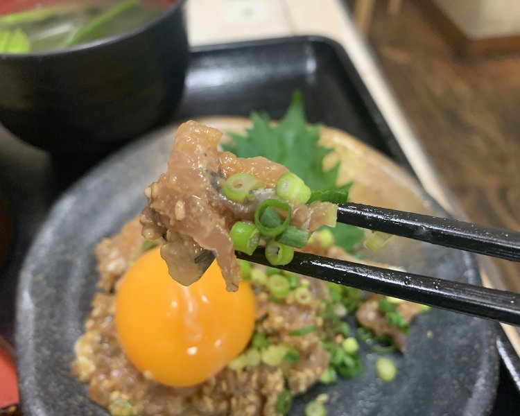 卵の黄身を絡めつつ食べるなめろうはまさに絶品！