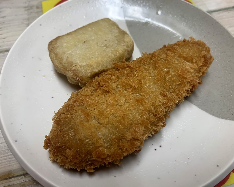 お店のサービスでいただいた鰺メンチ（200円）と鰺のナゲット（3個300円～）。アジのフワフワな食感は絶品で思わず病みつきに！