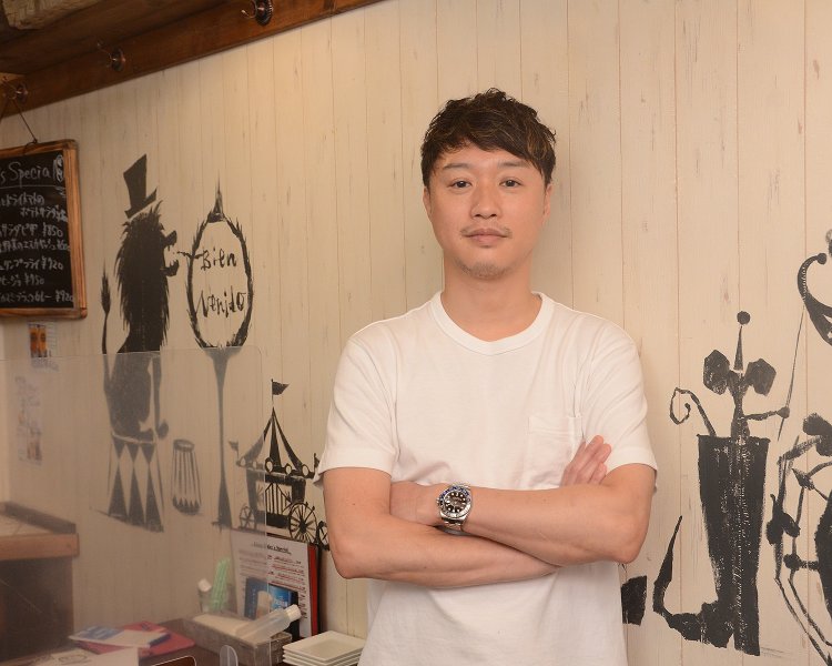 お話を伺ったのはオーナーの溝口良さん。地元赤羽にこのお店を出したほか、スペイン料理のバルを赤羽エリアに計2店舗経営している。