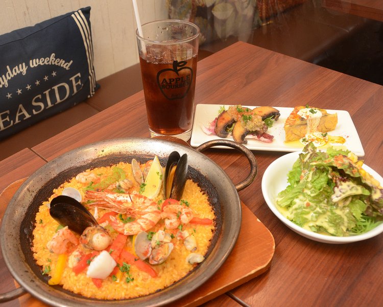 お店自慢のパエリアランチセット1580円。メインのパエリアだけでなく、ドリンクに日替わりの料理2品とコーンをベースにした特性ドレッシングがおいしいサラダも付いてくる。