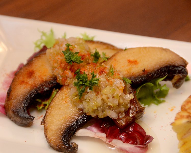 日替わりの一品料理という形で提供してもらったジャンボマッシュルームのステーキ。コリコリとした食感とエシャロットを使った特製ソースとの相性がクセになりそう！