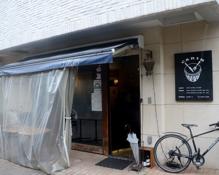 どこか雰囲気の良さが伝わってくる外観。取材当日はあいにくの雨だったため、テントで覆われていたが普段はオープンテラスの席も用意されている。