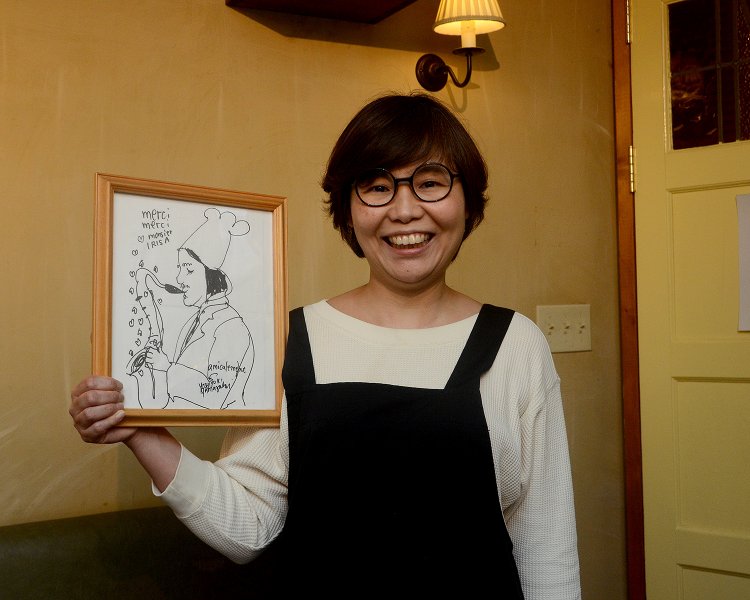 オーナーシェフの奥様・入佐佐千代さん。旦那さんでオーナーシェフの勉さんとの楽しい掛け合いもまたこのお店の魅力。