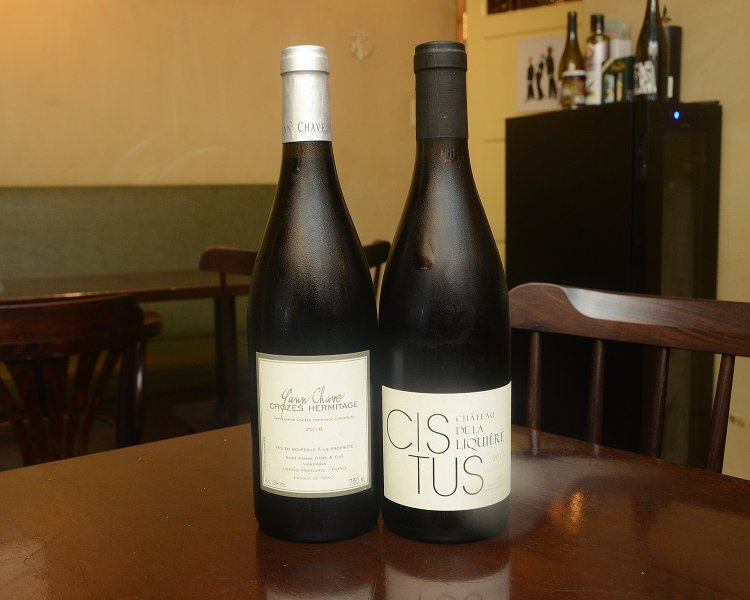 食材に負けず劣らず、仕入れにこだわっているのがワイン。「フランス産のワイン専門で扱っている業者さんにお願いして、この辺ではウチでしか出せない珍しいワインも多く揃えています」