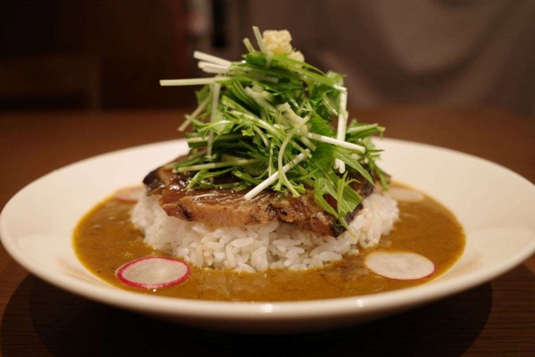 2～3カ月ごとに入れ替わる限定メニューに注目。漬け初鰹のたたきと水菜のカレー1000円は2021年5月時点での登場。