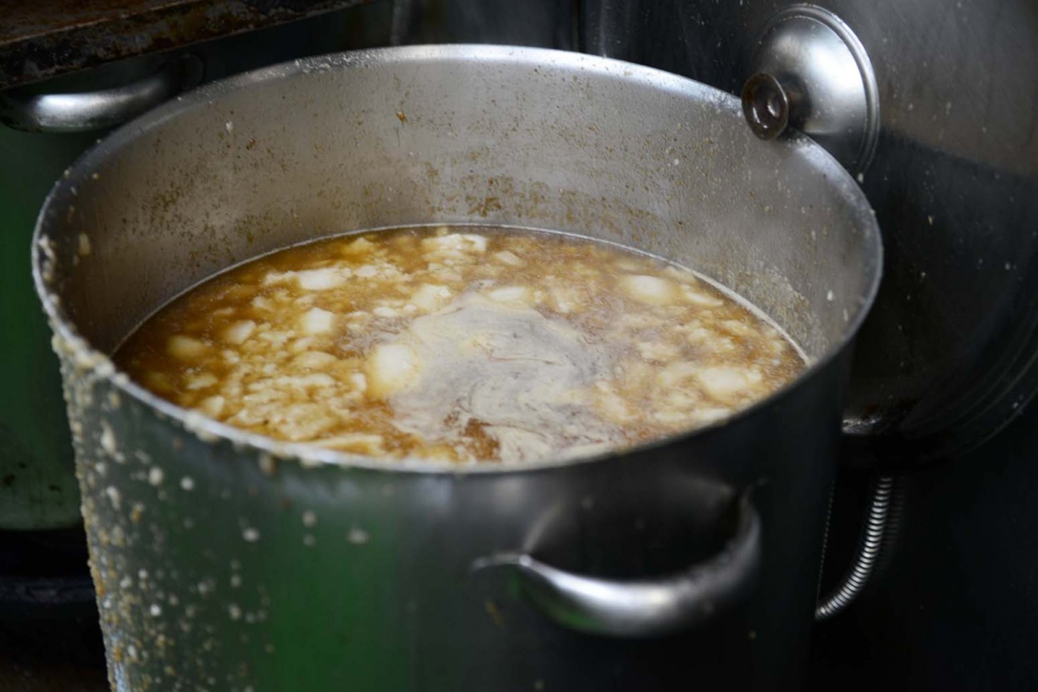 寸胴鍋に浮かぶ背脂。スープを吸って、旨さが増す。