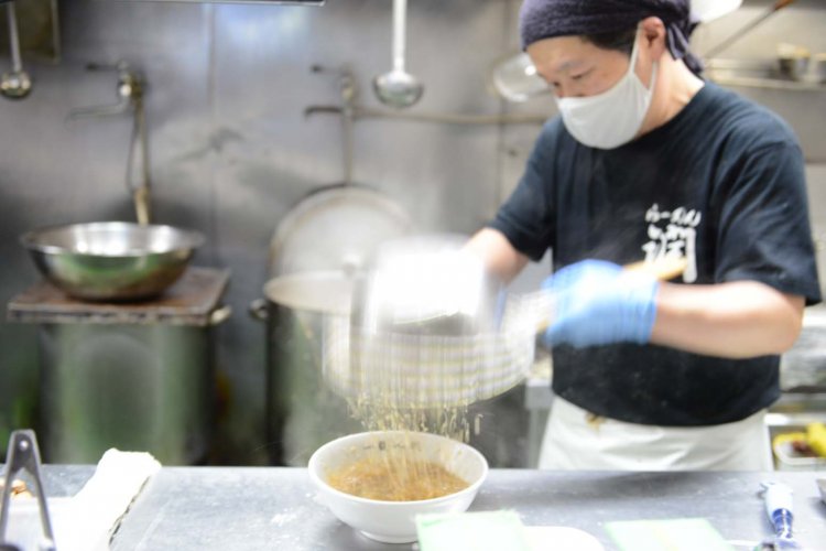 背脂を振りかけるようにする様子からチャッチャと呼ばれるようになった。