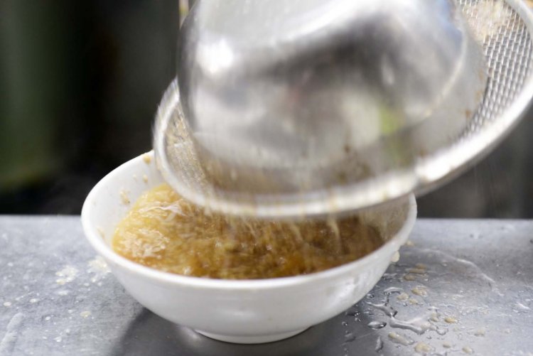 雪のように降り注ぐ背脂が丼の表面を覆う。