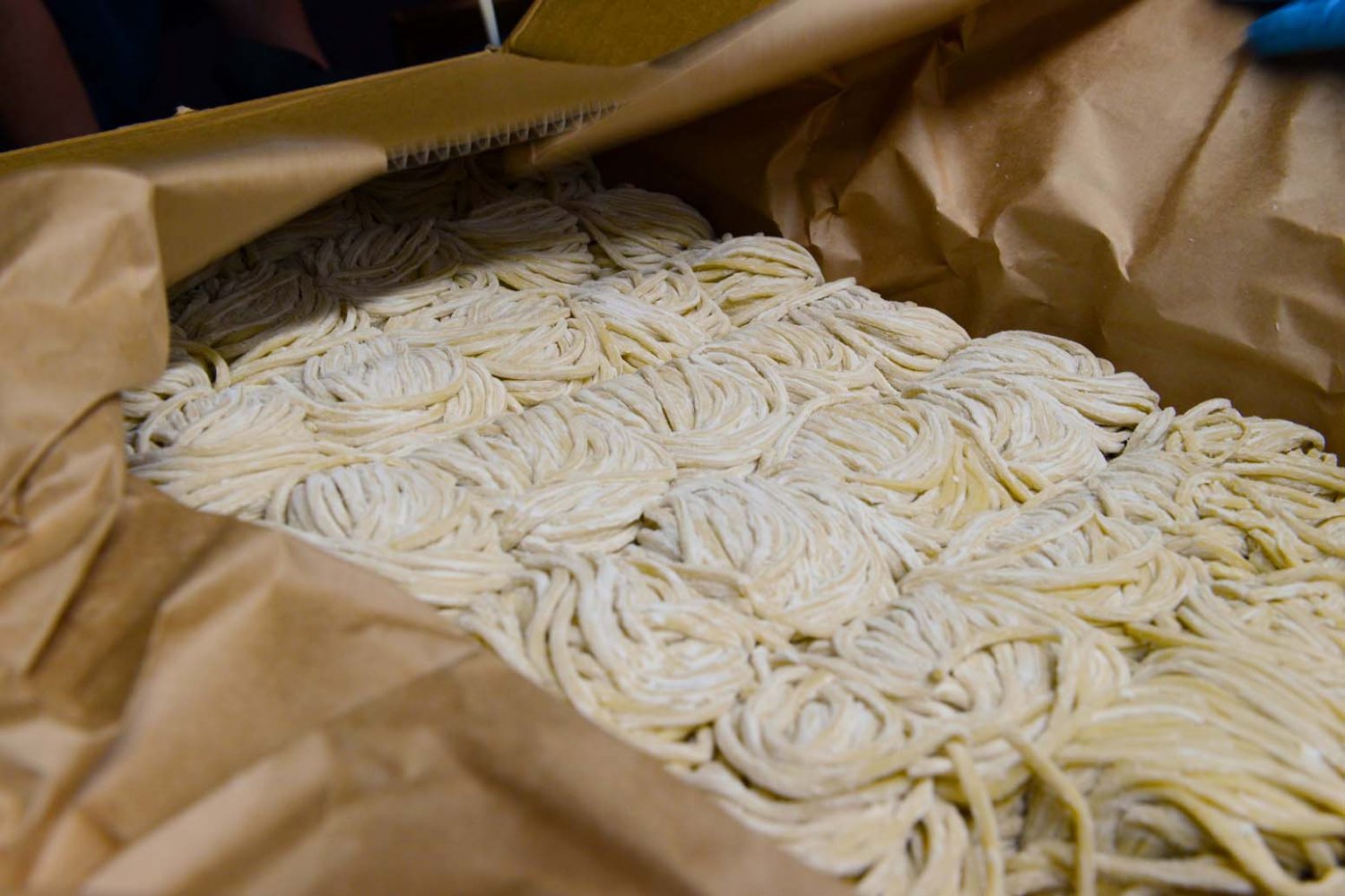 製麺業も営んでいる燕市の本部から毎日、直送される極太麺。