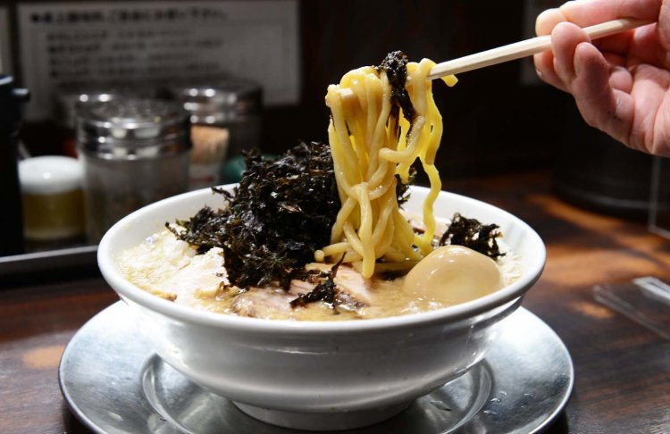 中華そばに、岩のりとチャーシューを増量し、煮玉子を添えた、全部のせの「〇得ラーメン」1100円。