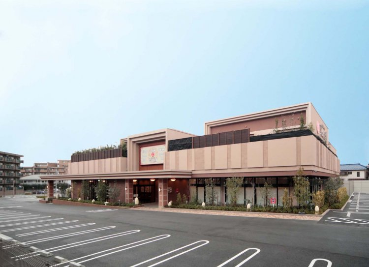 駅から少し離れるが、一度は訪ねたい人気銭湯。1階で受付を済ませたら脱衣所がある2階へ。