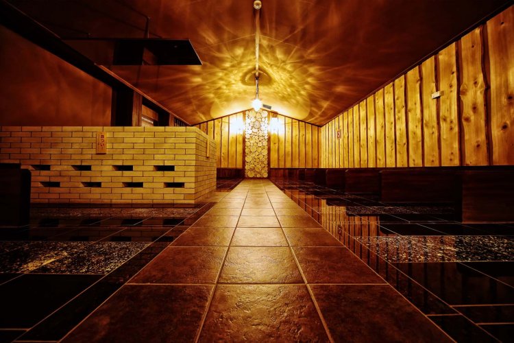 山の癒ではアロマロウリュウを体験できる。