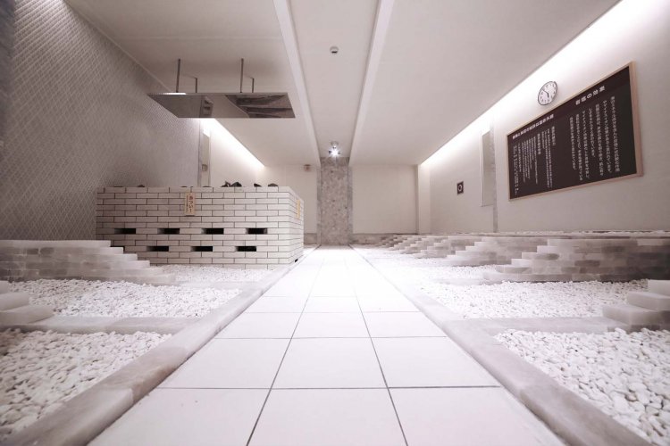 岩塩を温めた海の癒は岩塩浴ともいう。鉱石と同じように遠赤外線が発生し、マイナスイオンも発生する。