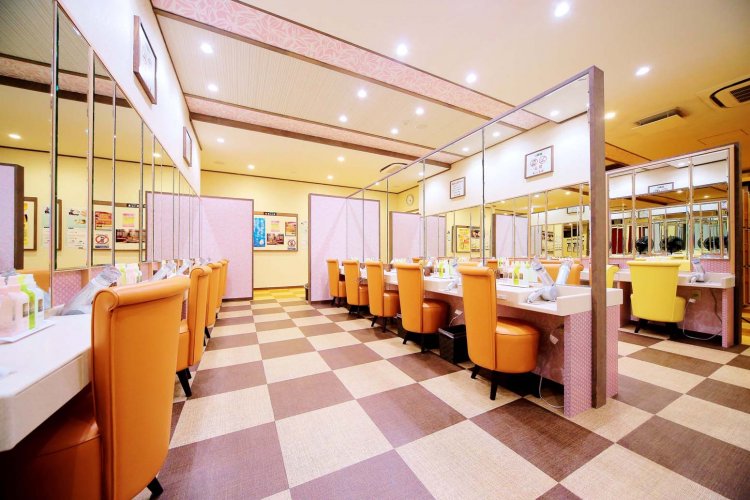 広々とした女性用パウダールームは、使い勝手もよいと好評だ。