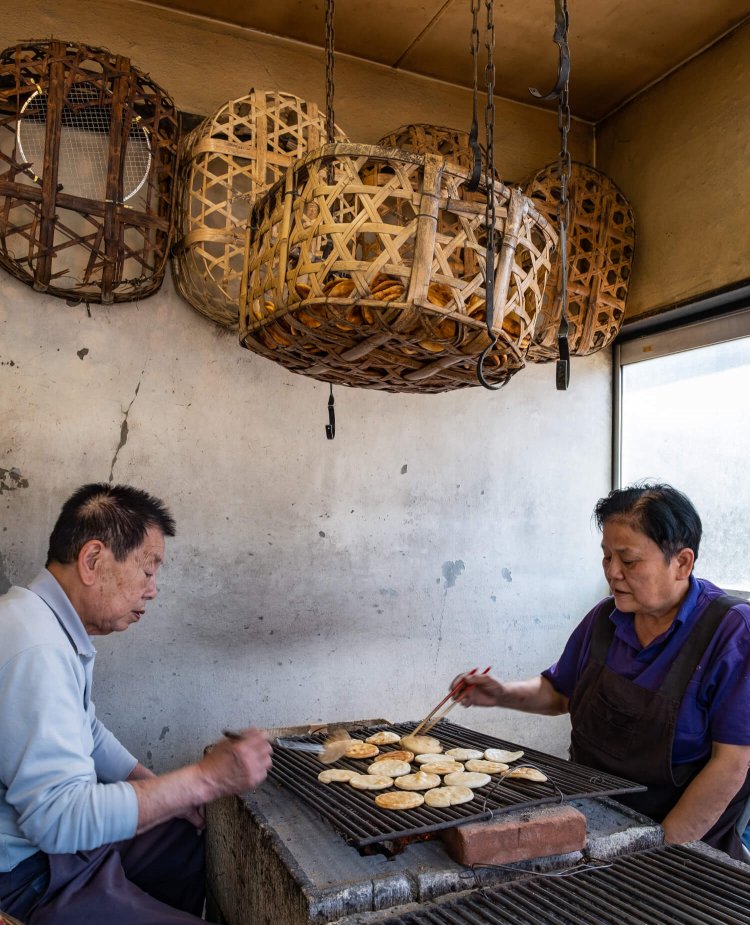 息の合った手さばきも見事な塚本誠一さん・孝子さんご夫妻。
