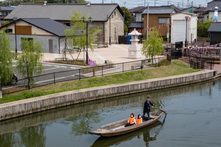 津軽河岸あと広場前をさっぱ舟がゆるやかに進む様子は、 どこかしら懐かしさを覚える。