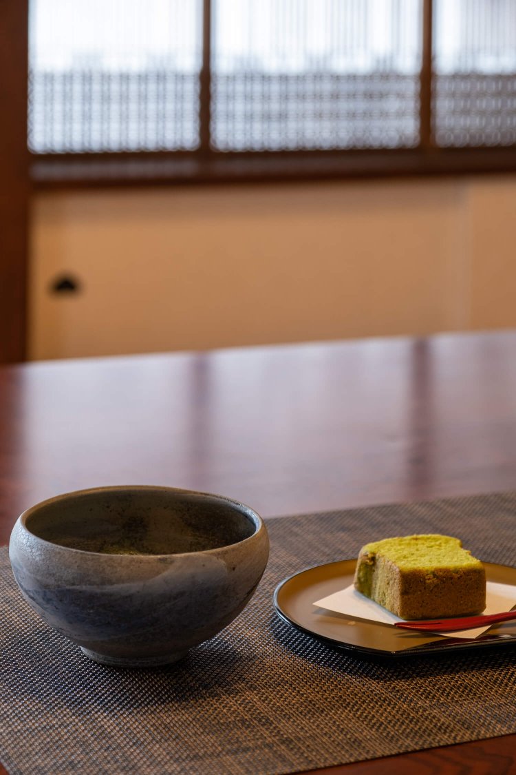 まこものパウンドケーキに飲み物が付いた、磯山邸甘味せっと500円。