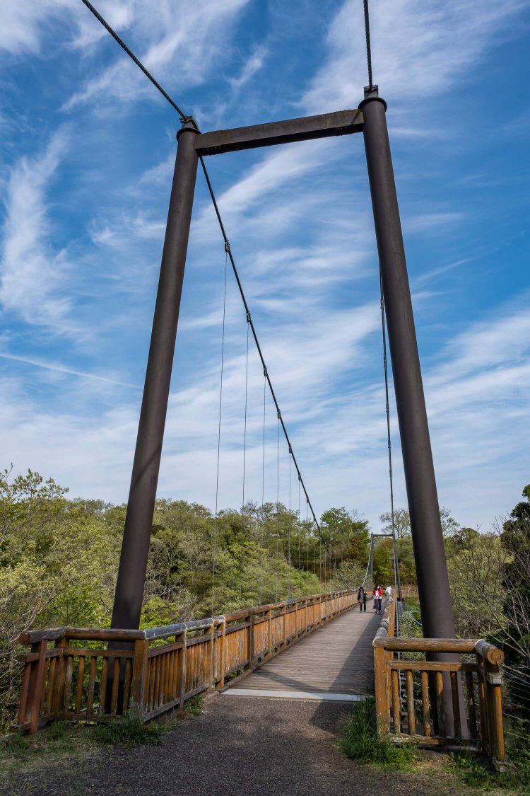 総合案内施設であるビジターセンターの先にある橋長85ｍの吊り橋。