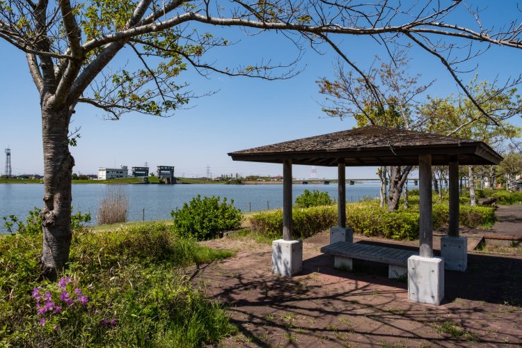 葛飾北斎の冨嶽三十六景「常州牛堀」が公園名の由来となっている。