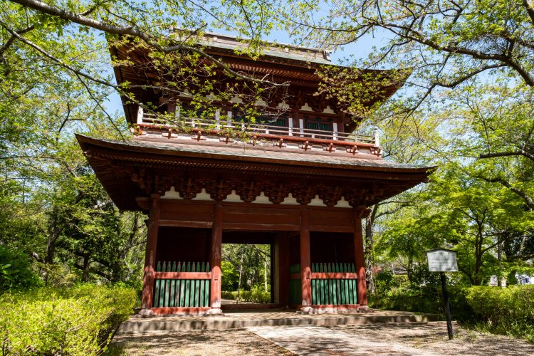 参拝者を出迎える禅宗様式の山門。